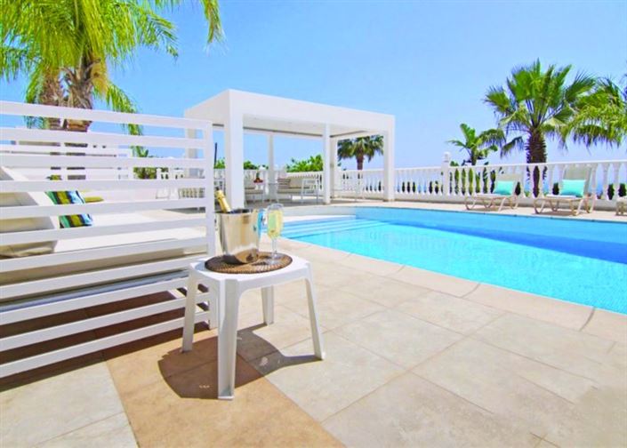 Image No.2-6 Bed Villa for sale