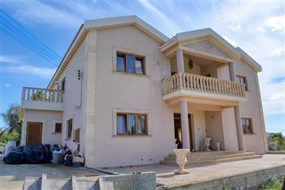 front-of-villa-2