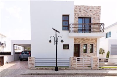 1 - Pylas, Villa