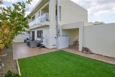 rear-garden-patio-area-1