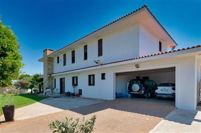 garage-right-side-of-property