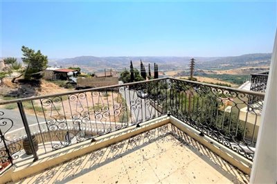 1st-floor-landing-balcony-steps-view-1