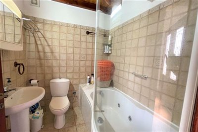1st-floor-family-bathroom