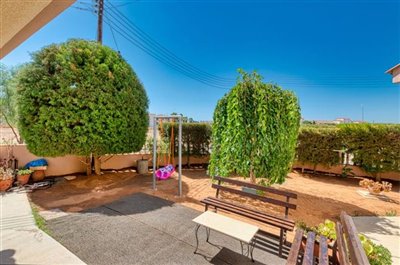 garden-seating-area