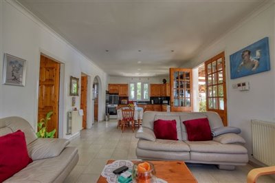 bungalow-lounge-kitchen-dinning-1