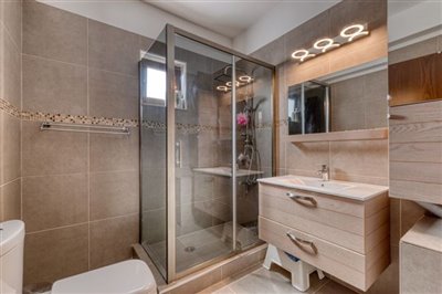 1st-floor-family-bathroom
