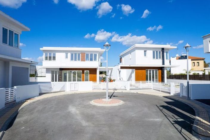 Image No.2-3 Bed Villa for sale