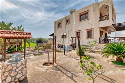 garden-left-sid-of-property