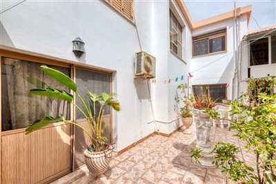 left-side-courtyard