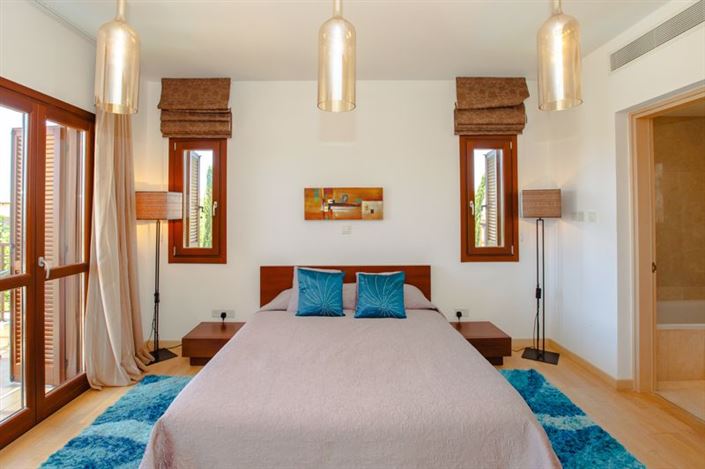 Image No.18-9 Bed Property for sale