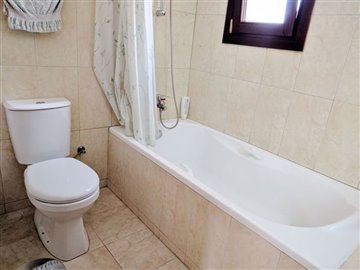 8-family-bathroom