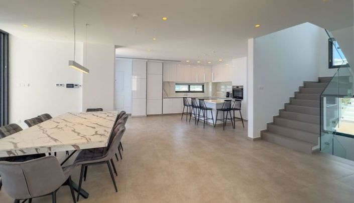 Image No.3-4 Bed Villa for sale