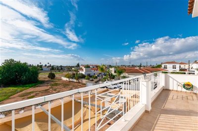 bedrooms-2-3-balcony-2