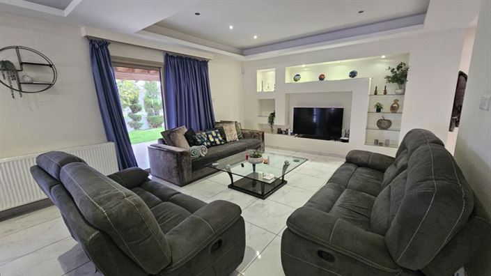 Image No.2-5 Bed Villa for sale