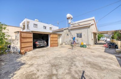 rear-yard-and-garage