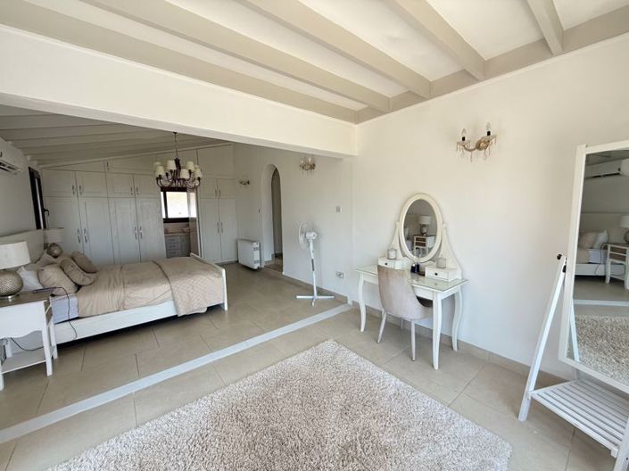 Image No.25-4 Bed Bungalow for sale