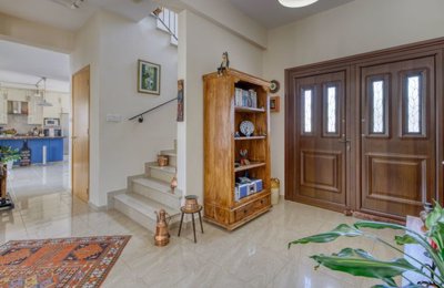 entrance-and-staitrs-to-1st-floor