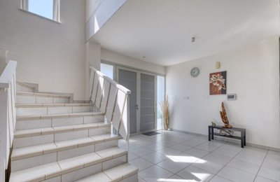 entrance-stairs-to-1st-floor