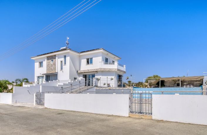 Paralimni, Villa
