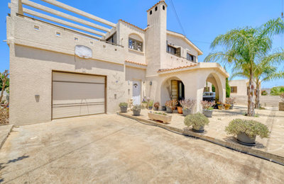 garage-and-front-of-property