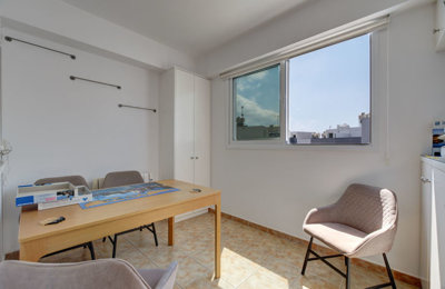 enclosed-balcony-dining