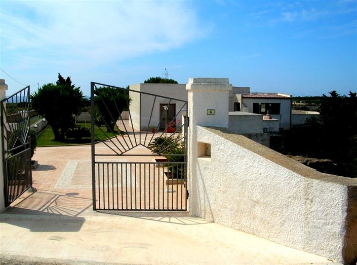 Image No.1-3 Bed House for sale