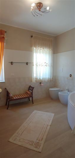 Image No.26-4 Bed House for sale