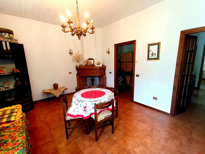 Image No.25-4 Bed House for sale