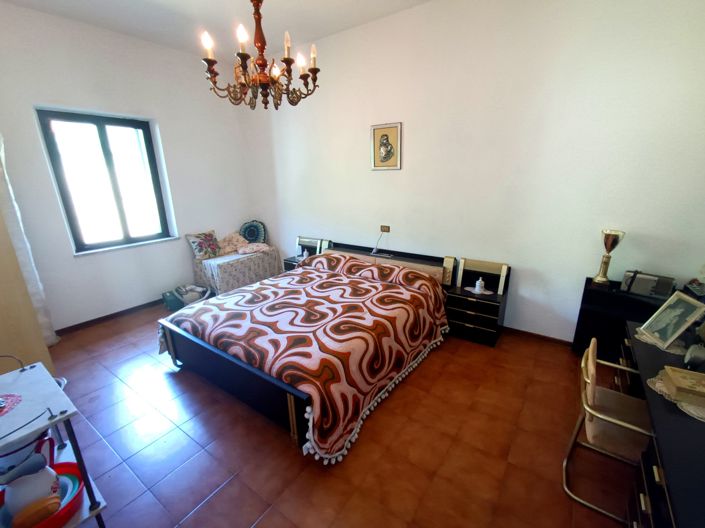 Image No.27-4 Bed House for sale