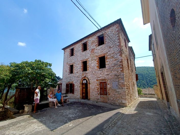 Image No.1-4 Bed House for sale