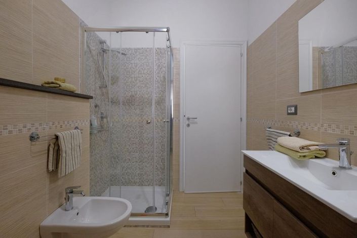 Image No.30-5 Bed House for sale