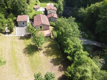 d1727040520250857513