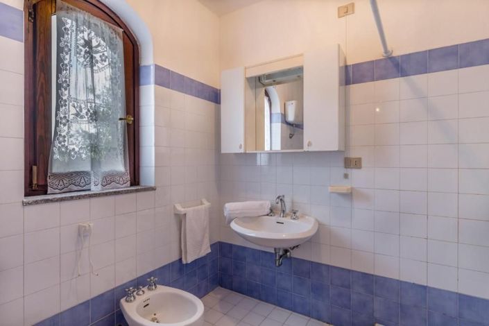 Image No.16-4 Bed House for sale