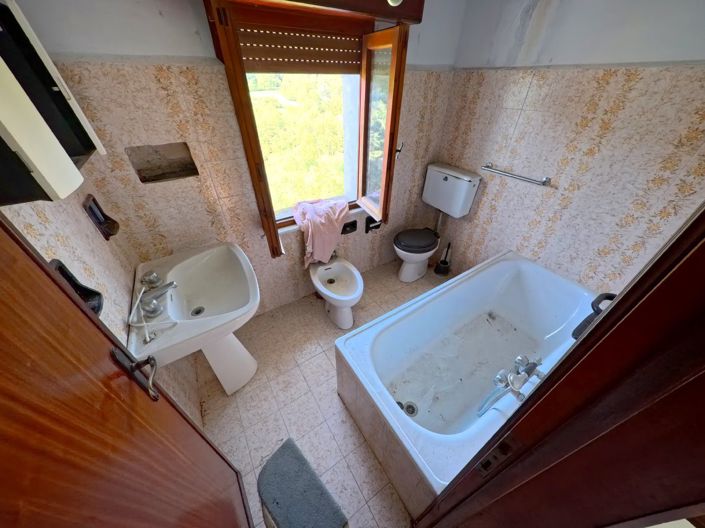 Image No.20-4 Bed Country House for sale