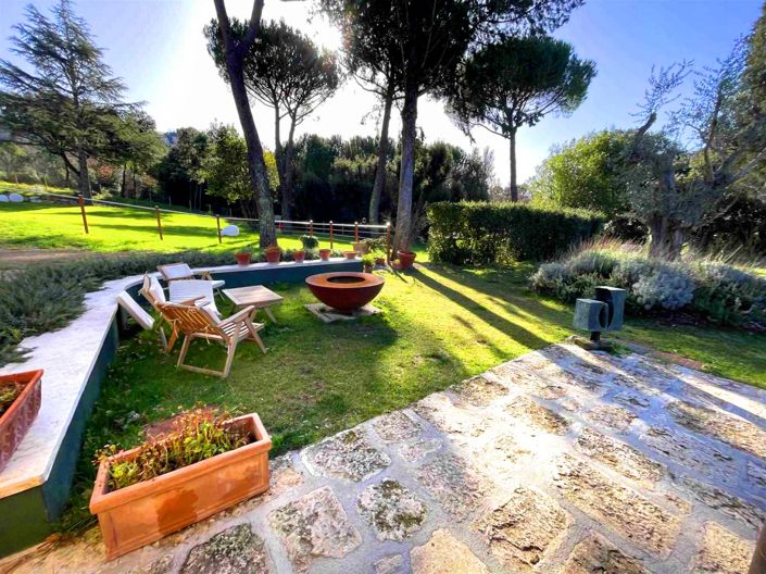 Image No.8-10 Bed House for sale