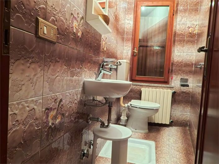 Image No.25-4 Bed House for sale