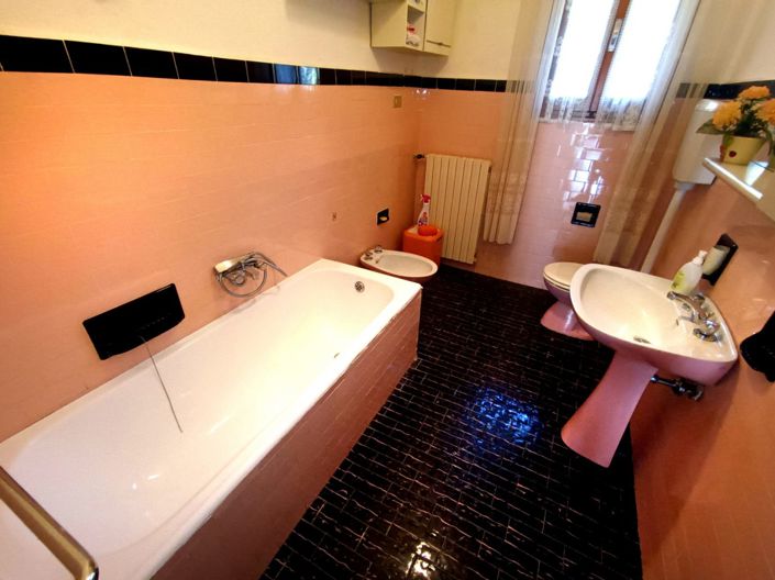 Image No.17-4 Bed House for sale