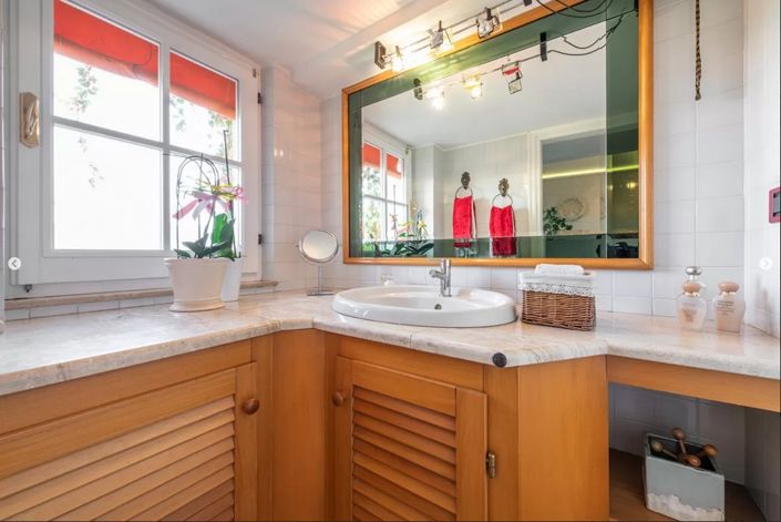 Image No.24-7 Bed House for sale