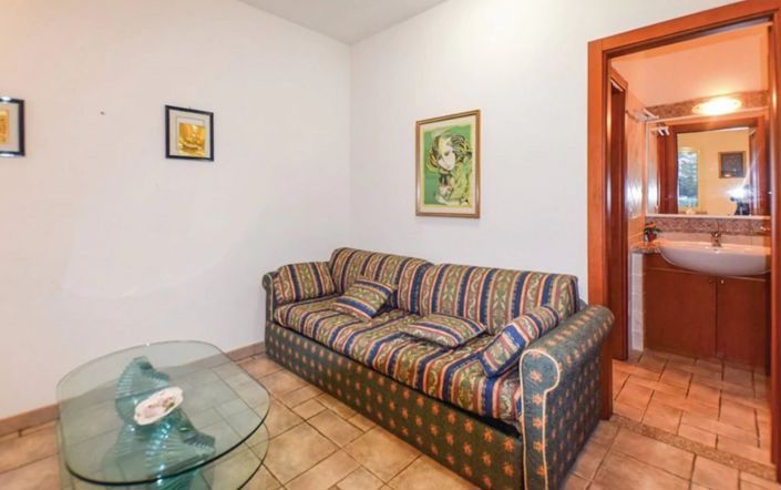 Image No.20-8 Bed House for sale