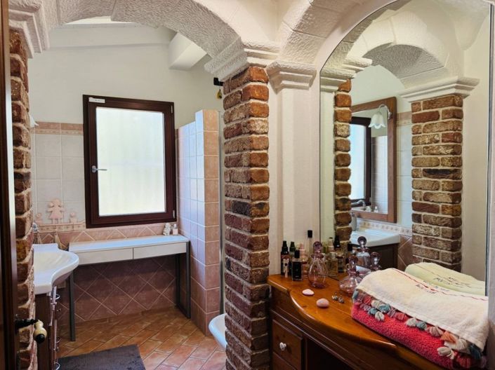 Image No.21-4 Bed House for sale