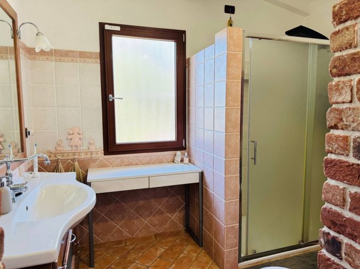 Image No.27-4 Bed House for sale