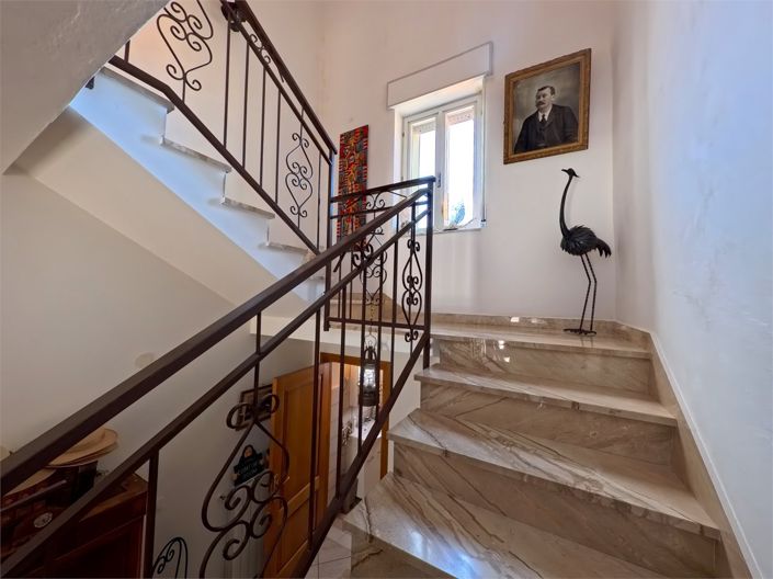 Image No.18-3 Bed House for sale