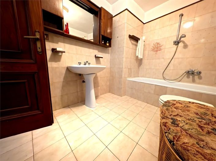 Image No.12-4 Bed House for sale