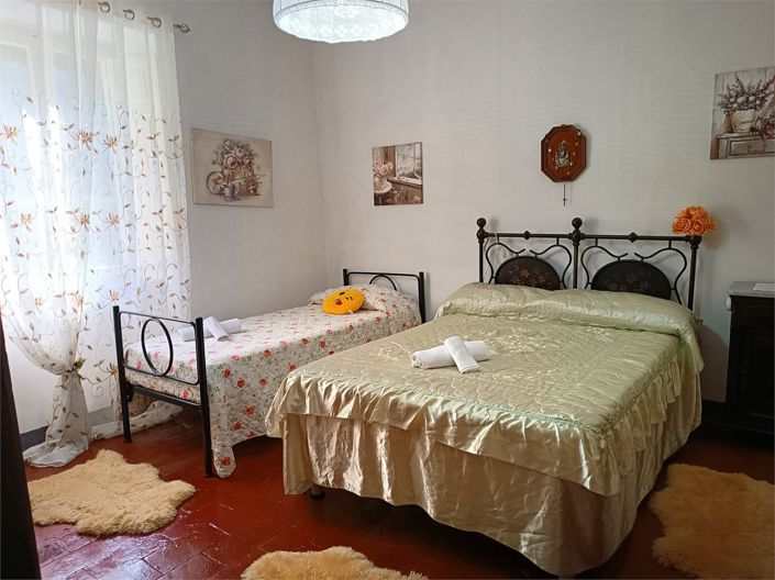 Image No.24-4 Bed House for sale