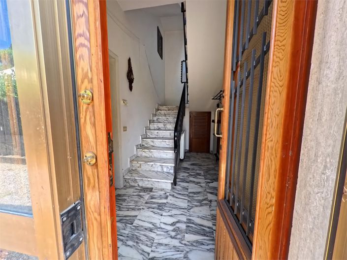 Image No.17-6 Bed Country House for sale