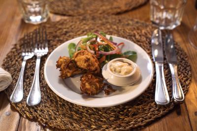 03_Restaurant_DinnerTanniaFritters