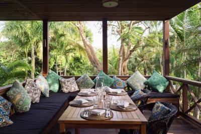 03_Restaurant_Dining_CaptainsTable-Day