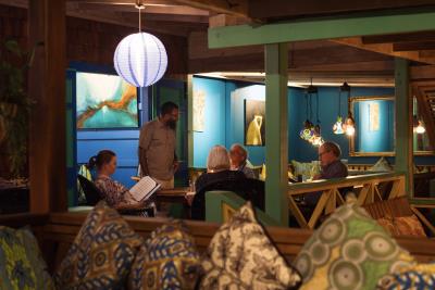 03_Restaurant_GuestsDining_Night