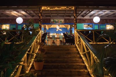 03_Restaurant_ApproachNight