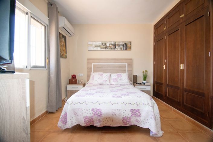 Image No.13-4 Bed House for sale